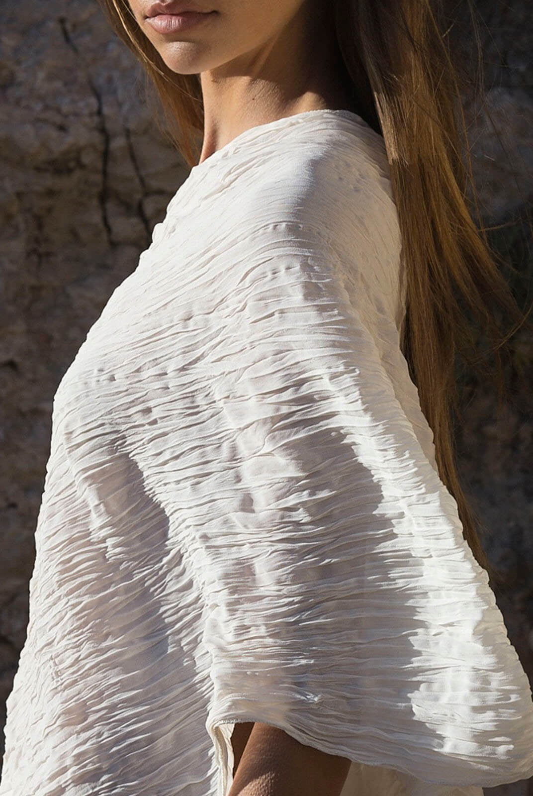 Chal de gasa color marfil con textura arrugada, diseño asimétrico de caída fluida sobre el hombro para playa o evento - Cove Ivory Chal.