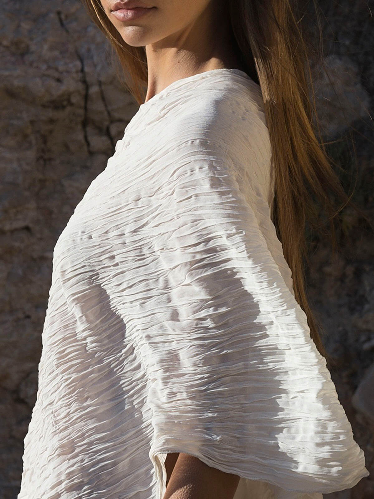 Chal de gasa color marfil con textura arrugada, diseño asimétrico de caída fluida sobre el hombro para playa o evento - Cove Ivory Chal.