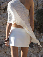 Chal de gasa color marfil con textura arrugada, diseño asimétrico de caída fluida sobre el hombro para playa o evento - Cove Ivory Chal.