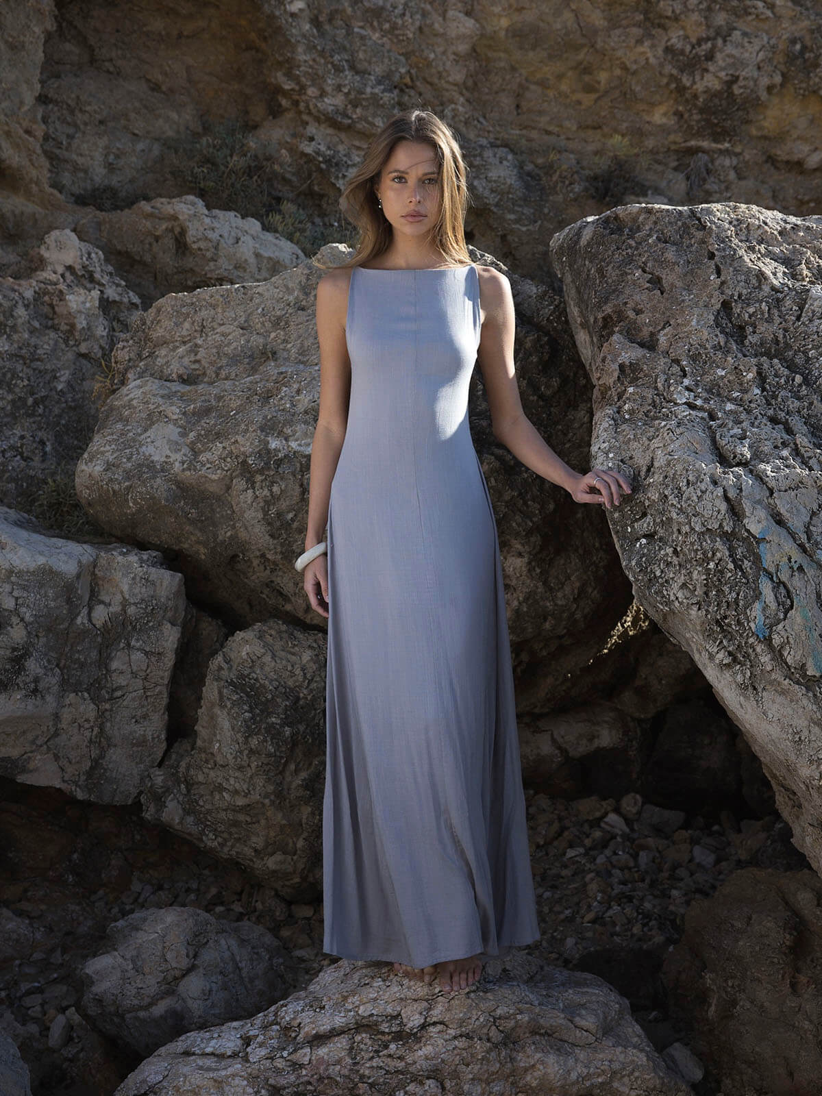 Maxi vestido largo color gris piedra con cuello barco y silueta ajustada, ideal para noche de verano o resort - Lyon Stone Dress.