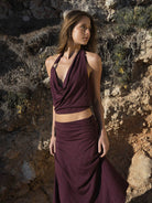 Top color borgoña con cuello tipo cowl (drapeado), amarre al cuello y diseño minimalista de espalda abierta - Santal Burgundy Top.